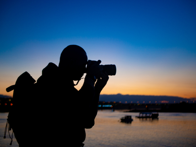 Master Low-Light Photography with Mirrorless Cameras