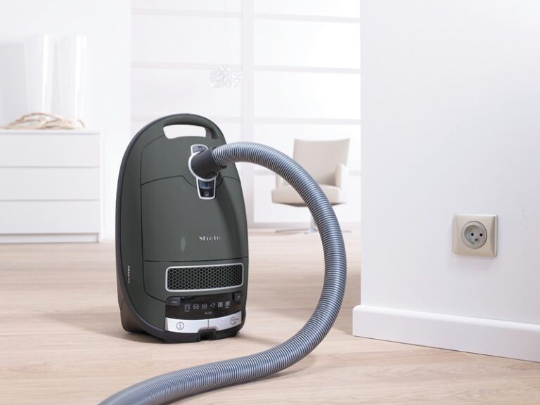 Miele Complete C3 Family Barrel Vacuum Cleaner 10797760 Review by National Product Review