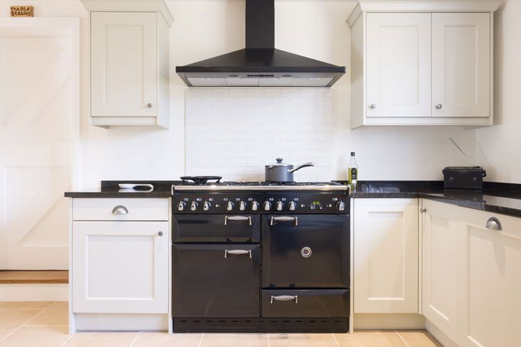 Benefits of Dark Finishes in Kitchens