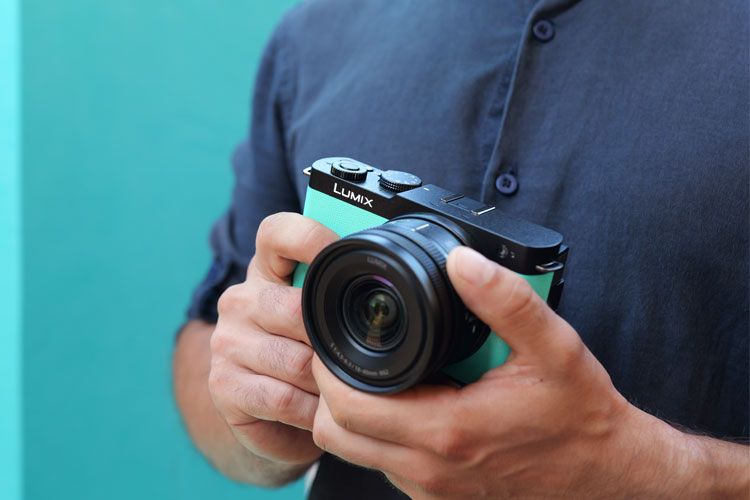 Smartphone Camera vs Lumix S9 Mirrorless Camera